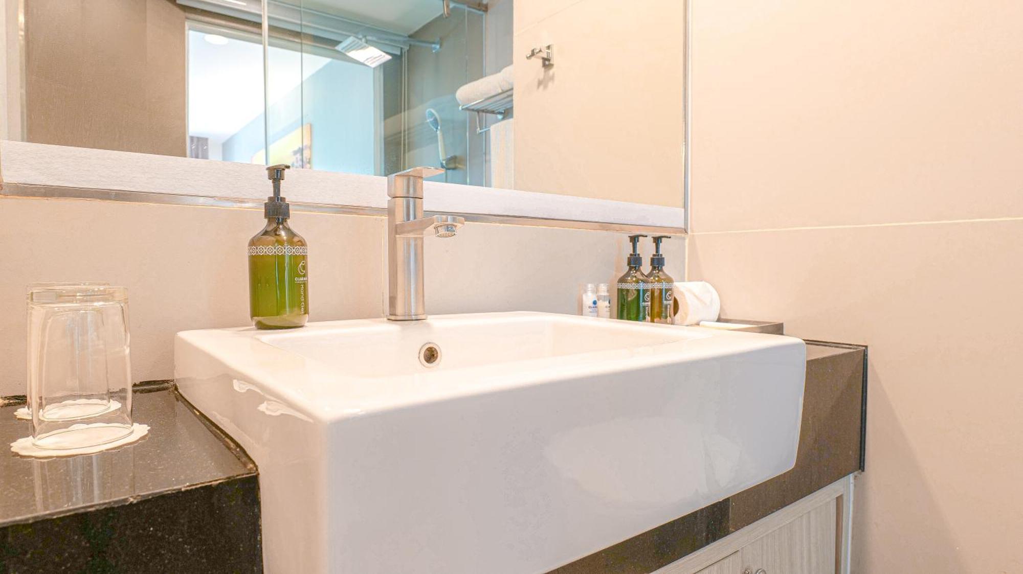 Clarian Hotel Beach Patong Экстерьер фото
