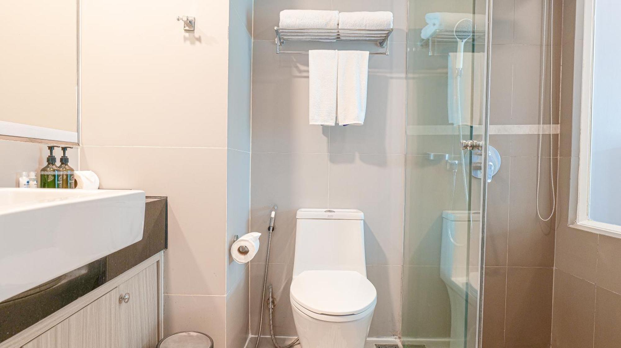 Clarian Hotel Beach Patong Экстерьер фото