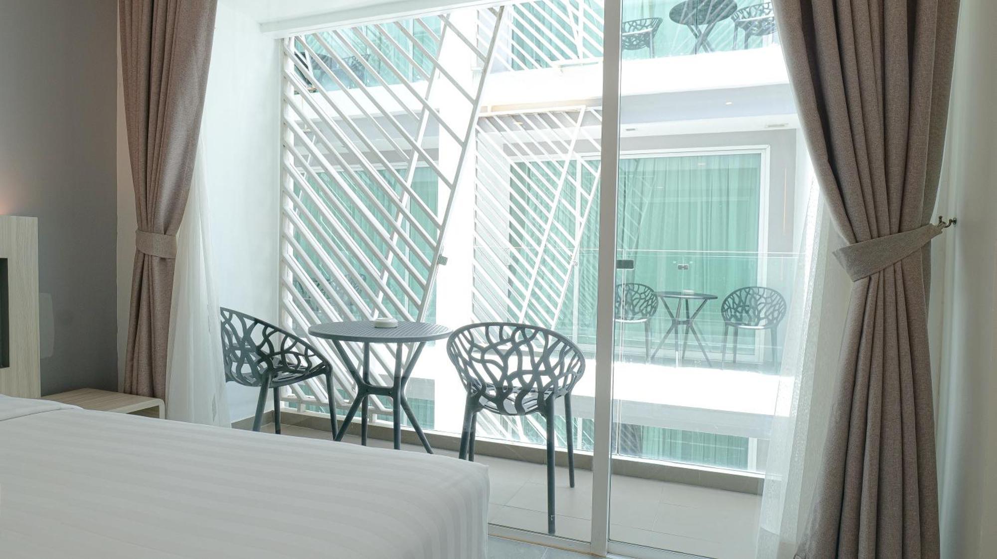 Clarian Hotel Beach Patong Экстерьер фото