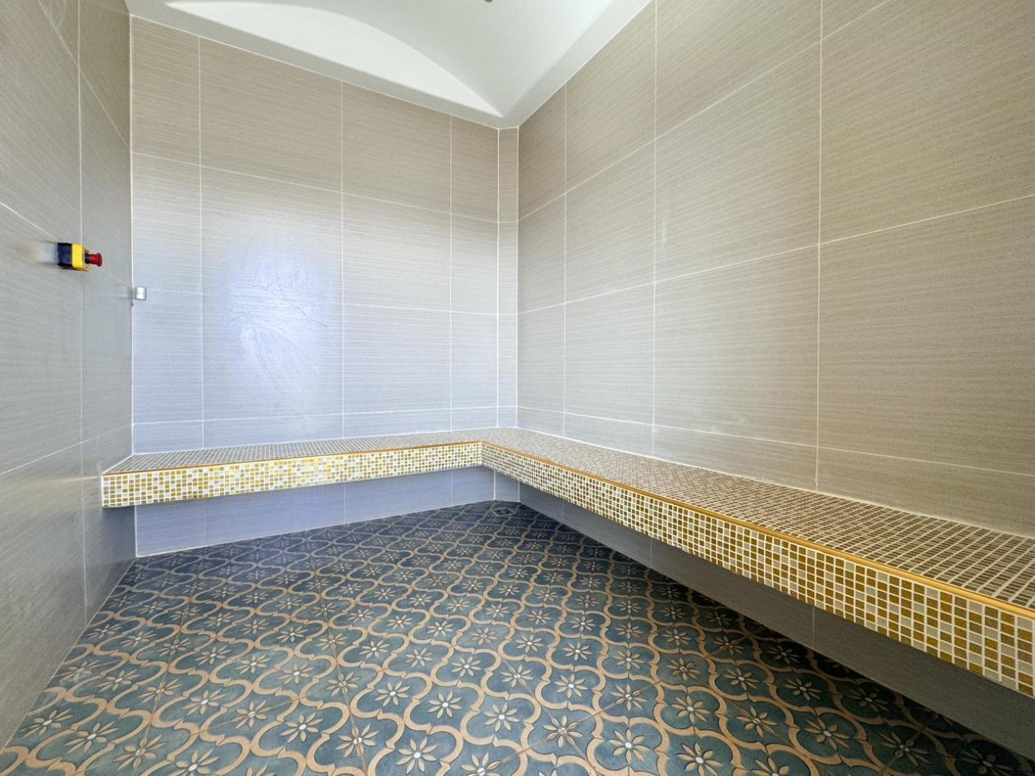 Clarian Hotel Beach Patong Экстерьер фото